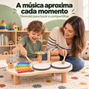Mãe e criança brincando juntas com a mesa musical infantil de madeira