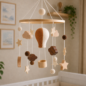 Close do móbile de balão, nuvens e estrelas com quadros de nuvens ao fundo