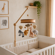 Móbile para berço Safari com animais de pelúcia em quarto de bebê — vista média