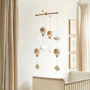 Móbile Infantil Balão de Ar Quente em Rattan e Nuvens de Madeira Rattan Decorativo 05 Kabannas 