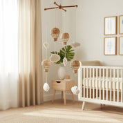 Móbile Infantil Balão de Ar Quente em Rattan e Nuvens de Madeira Rattan Decorativo 05 Kabannas 