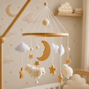 Detalhes do móbile para berço com ovelhinhas, lua, estrelas e nuvens