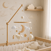 Móbile para berço com ovelhinhas, lua e estrelas em quarto de bebê celestial