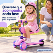 Criança usando patinete infantil com supervisão