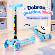 Patinete infantil azul aberto e dobrado para transportar