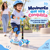 Criança usando patinete infantil azul com supervisão