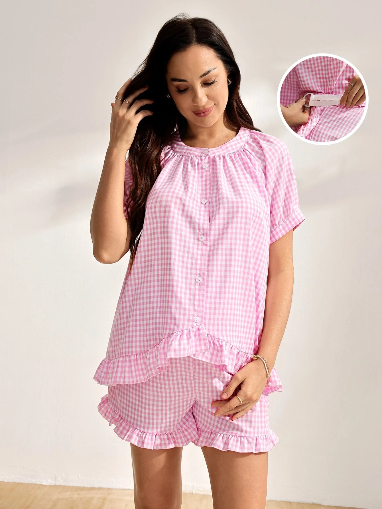 Pijama Gestante Xadrez Vichy Blusa Manga Bufante com Botões e Shorts com Babado - Rosa e branco
