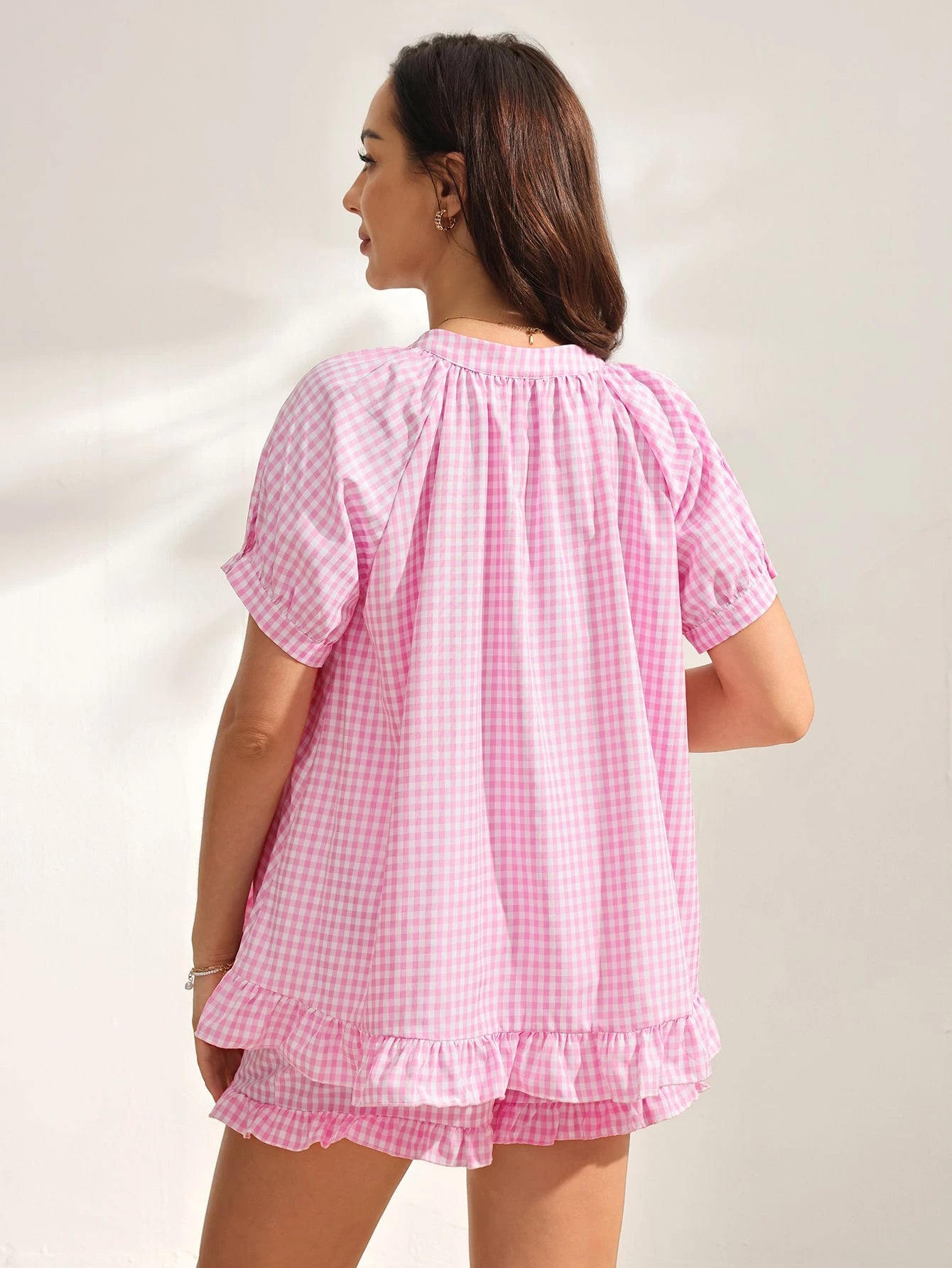 Pijama Gestante Xadrez Vichy Blusa Manga Bufante com Botões e Shorts com Babado - Rosa e branco
