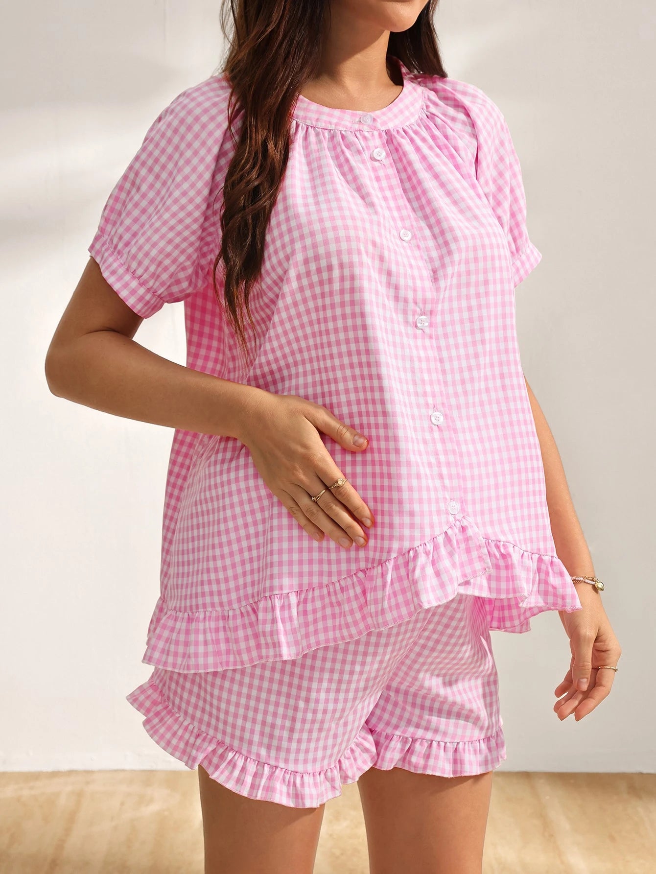 Pijama Gestante Xadrez Vichy Blusa Manga Bufante com Botões e Shorts com Babado - Rosa e branco