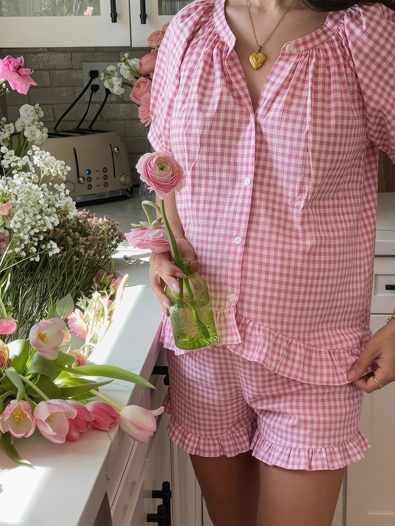 Pijama Gestante Xadrez Vichy Blusa Manga Bufante com Botões e Shorts com Babado - Rosa e branco