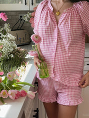 Pijama Gestante Xadrez Vichy Blusa Manga Bufante com Botões e Shorts com Babado - Rosa e branco