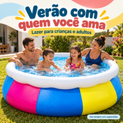 Família aproveitando piscina inflável no quintal
