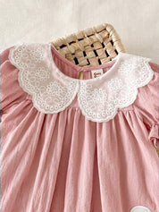 Vestido Bebê Menina Gola Peter Pan com Pato Aplicado