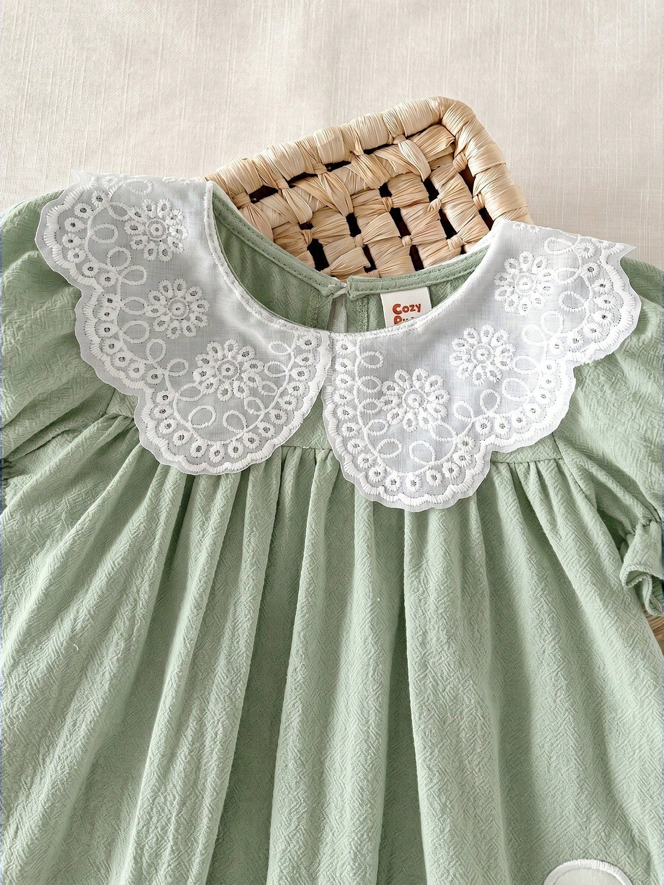 Vestido Bebê Menina Gola Peter Pan com Aplique de Patinhos