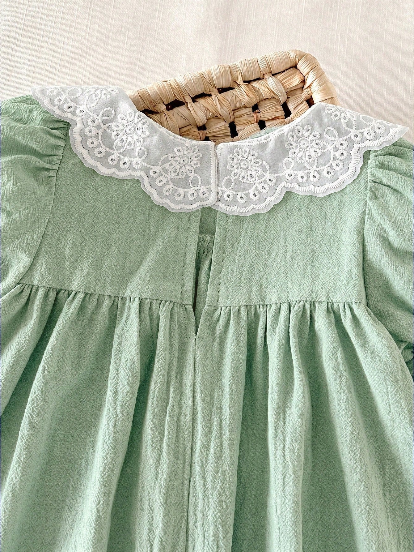 Vestido Bebê Menina Gola Peter Pan com Aplique de Patinhos