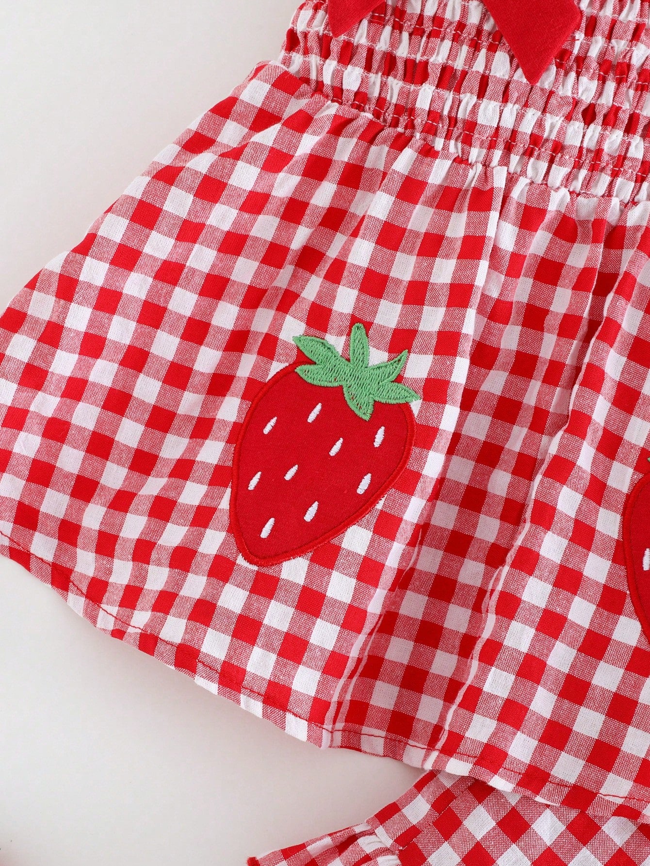 Conjunto 2 Peças Bebê Menina Top Alças com Bordado de Morango e Shorts Xadrez