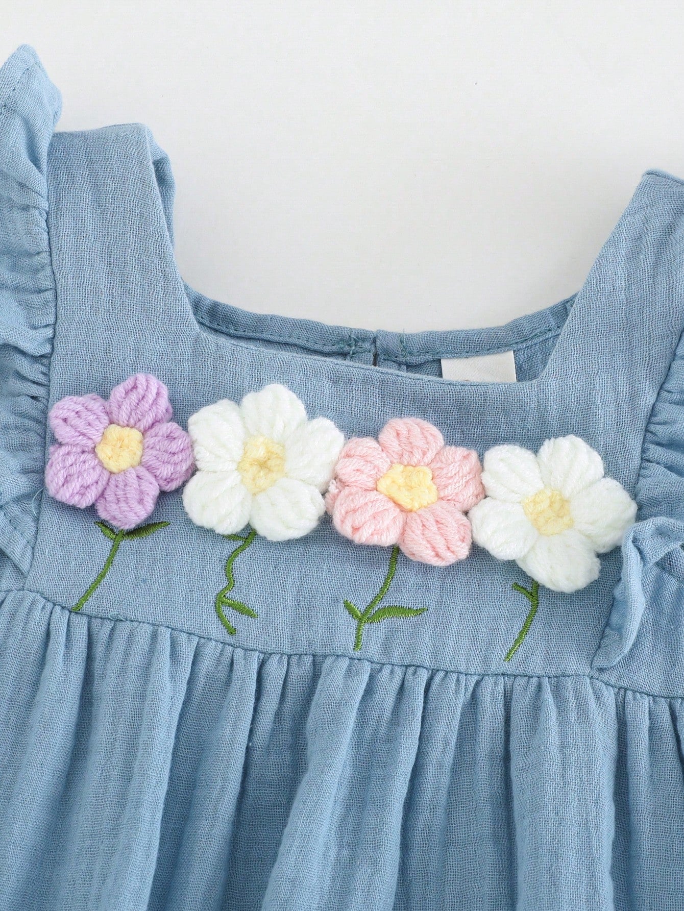 Conjunto Bebê Menina com Flores Aplicadas Babados e Shorts