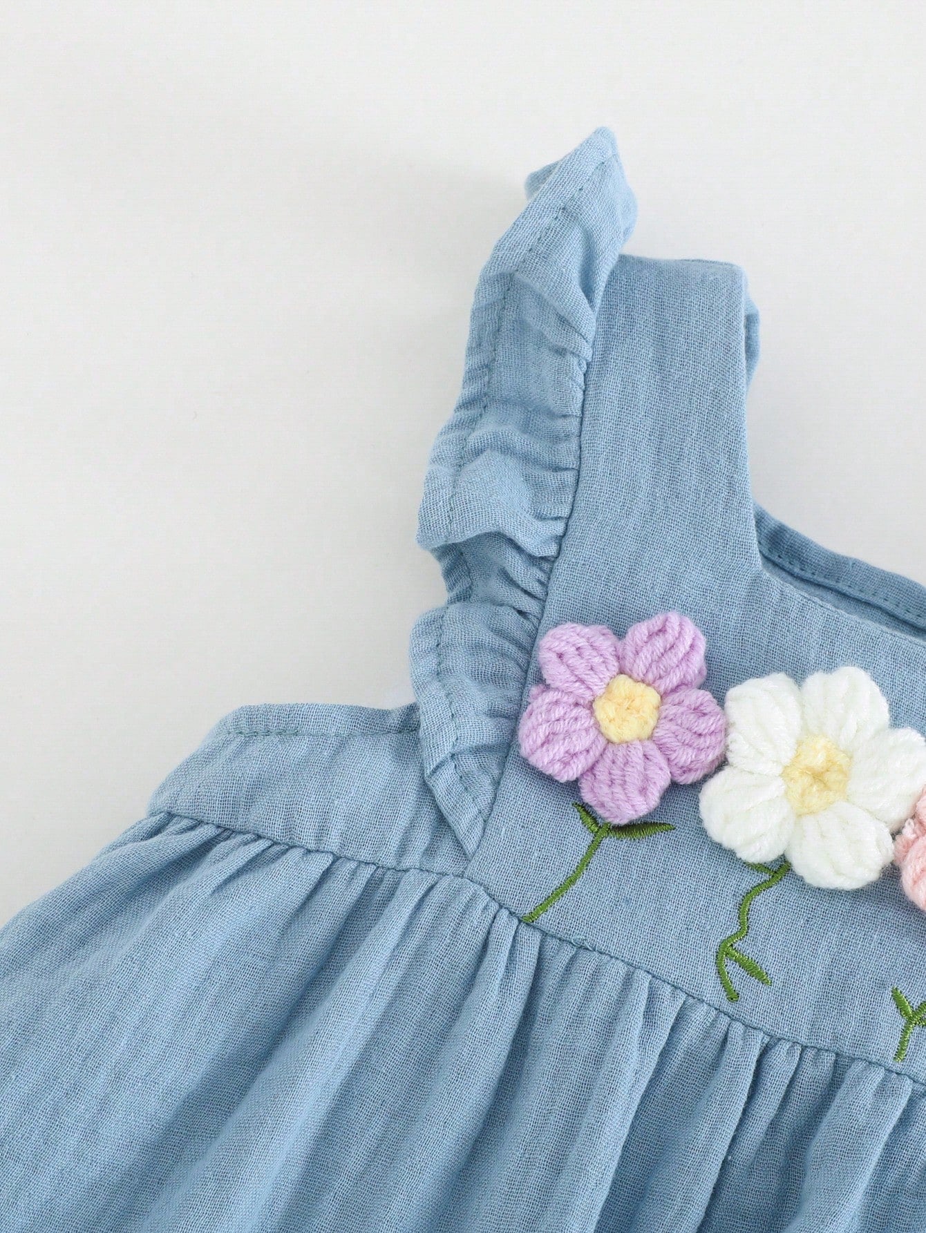 Conjunto Bebê Menina com Flores Aplicadas Babados e Shorts
