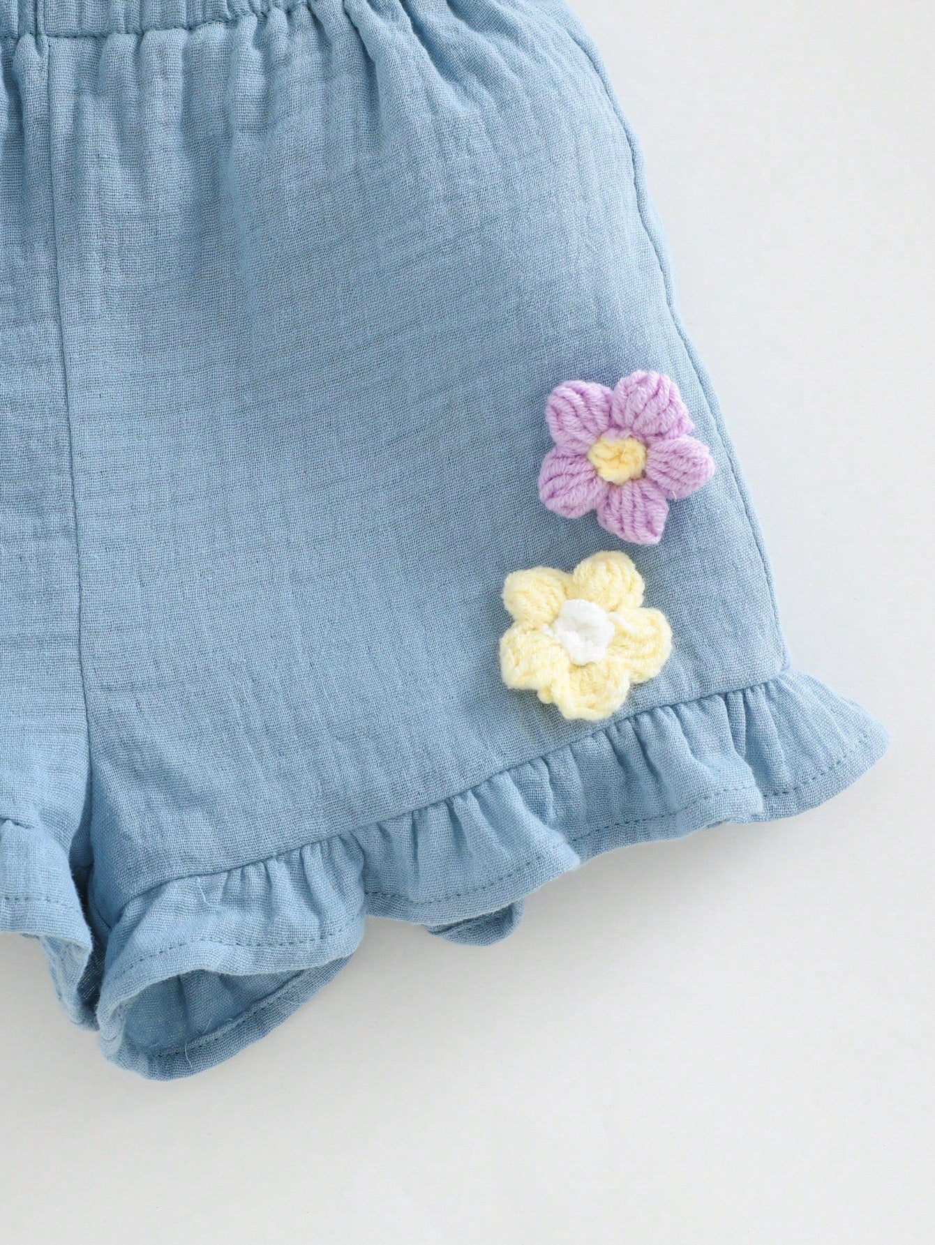 Conjunto Bebê Menina com Flores Aplicadas Babados e Shorts