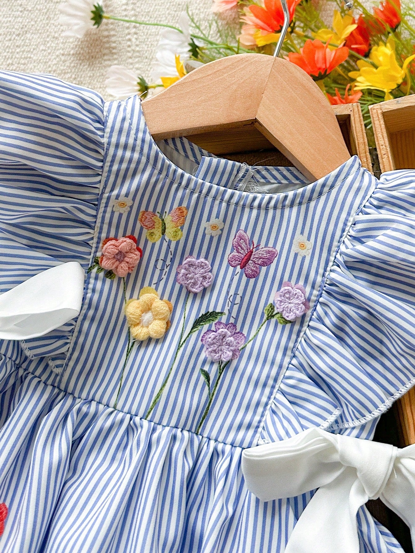 Vestido Infantil Menina Listrado com Flores 3D e Laços Laterais
