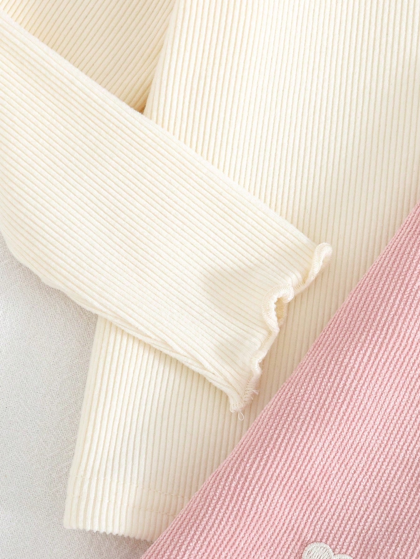Conjunto Bebê Menina Top Canelado e Vestido Pinafore Coração