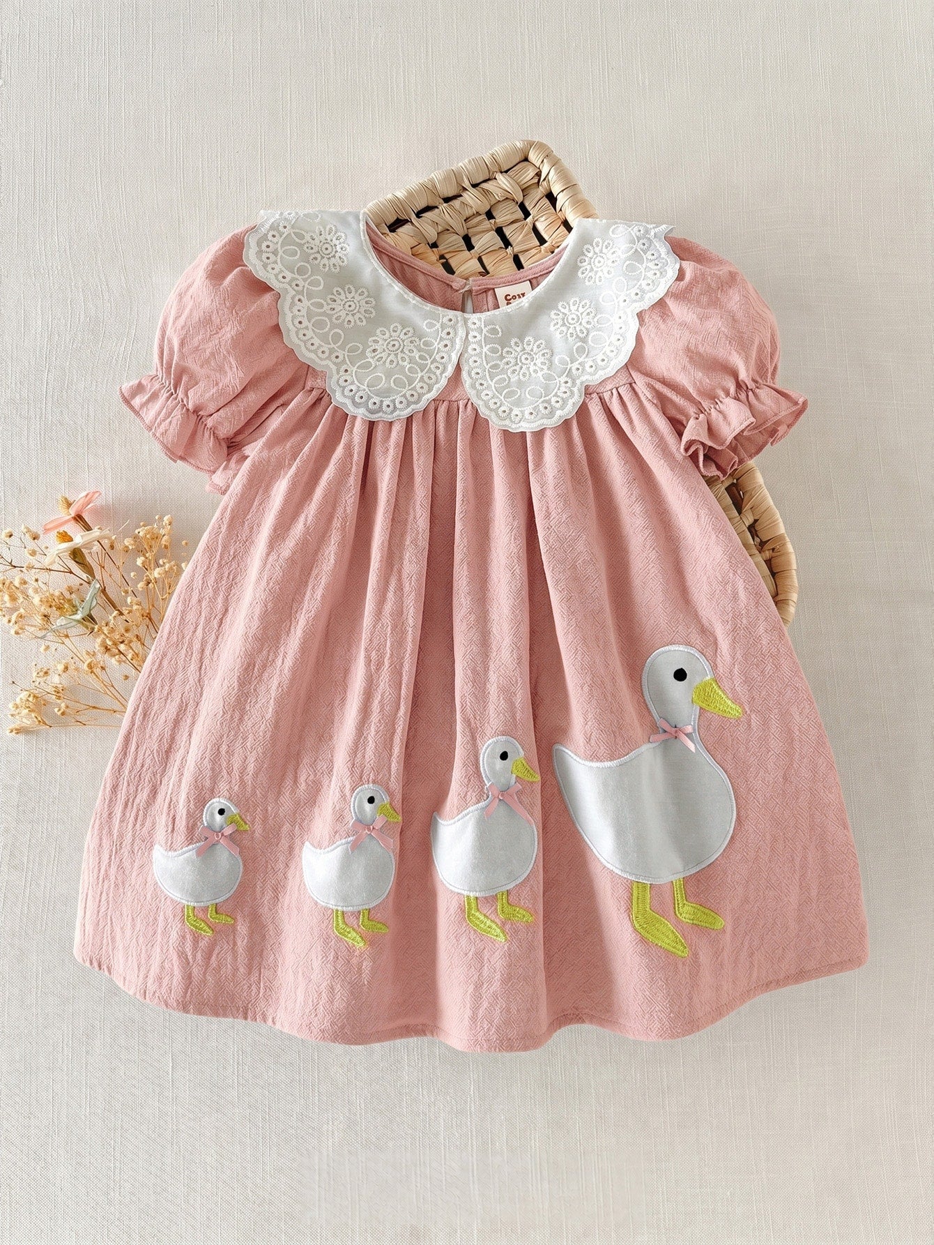 Vestido Bebê Menina Gola Peter Pan com Pato Aplicado