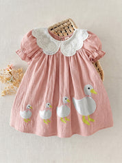 Vestido Bebê Menina Gola Peter Pan com Pato Aplicado