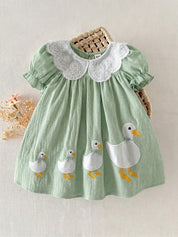 Vestido Bebê Menina Gola Peter Pan com Aplique de Patinhos