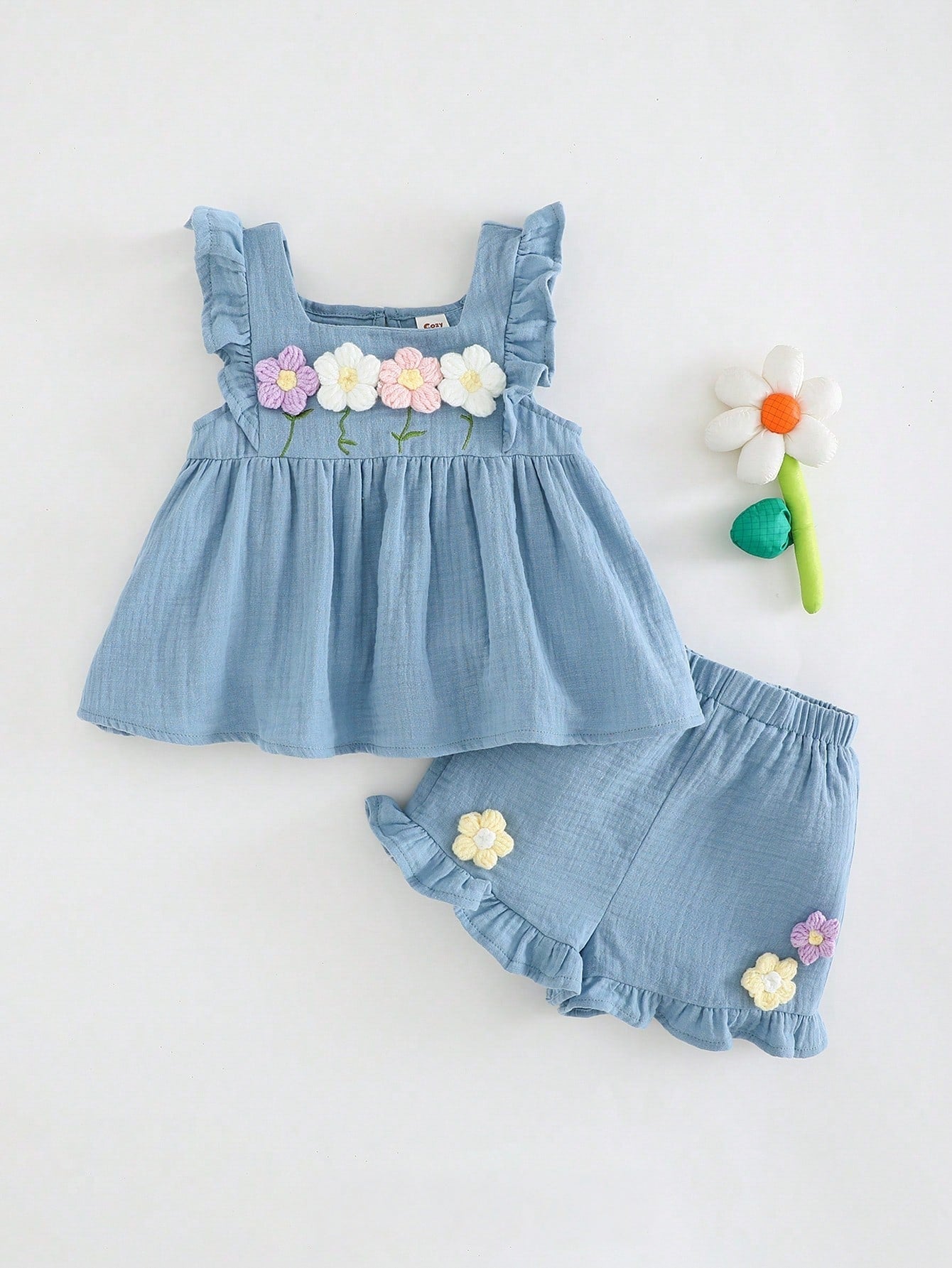 Conjunto Bebê Menina com Flores Aplicadas Babados e Shorts