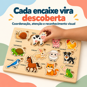 Criança encaixando peça no quebra-cabeça de animais