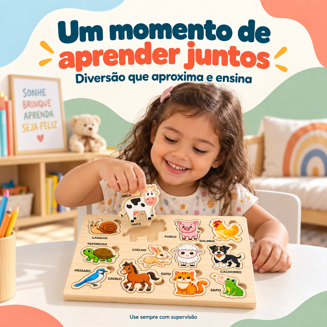 Criança brincando com quebra-cabeça educativo de animais