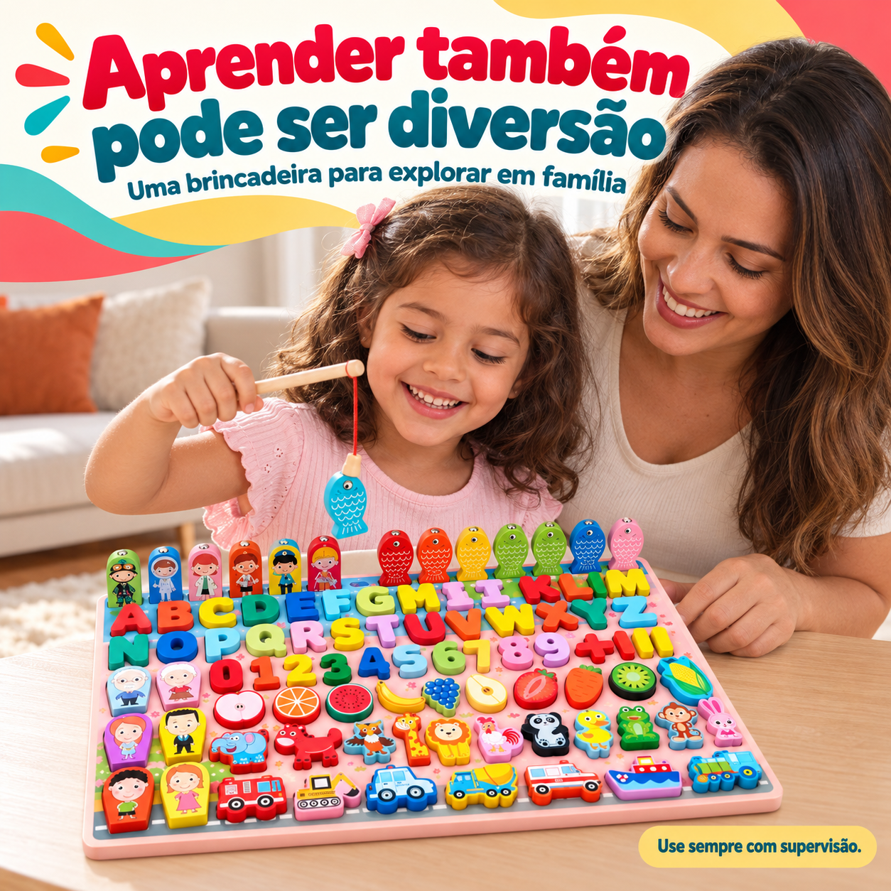 Criança e mãe brincando com o quebra-cabeça educativo