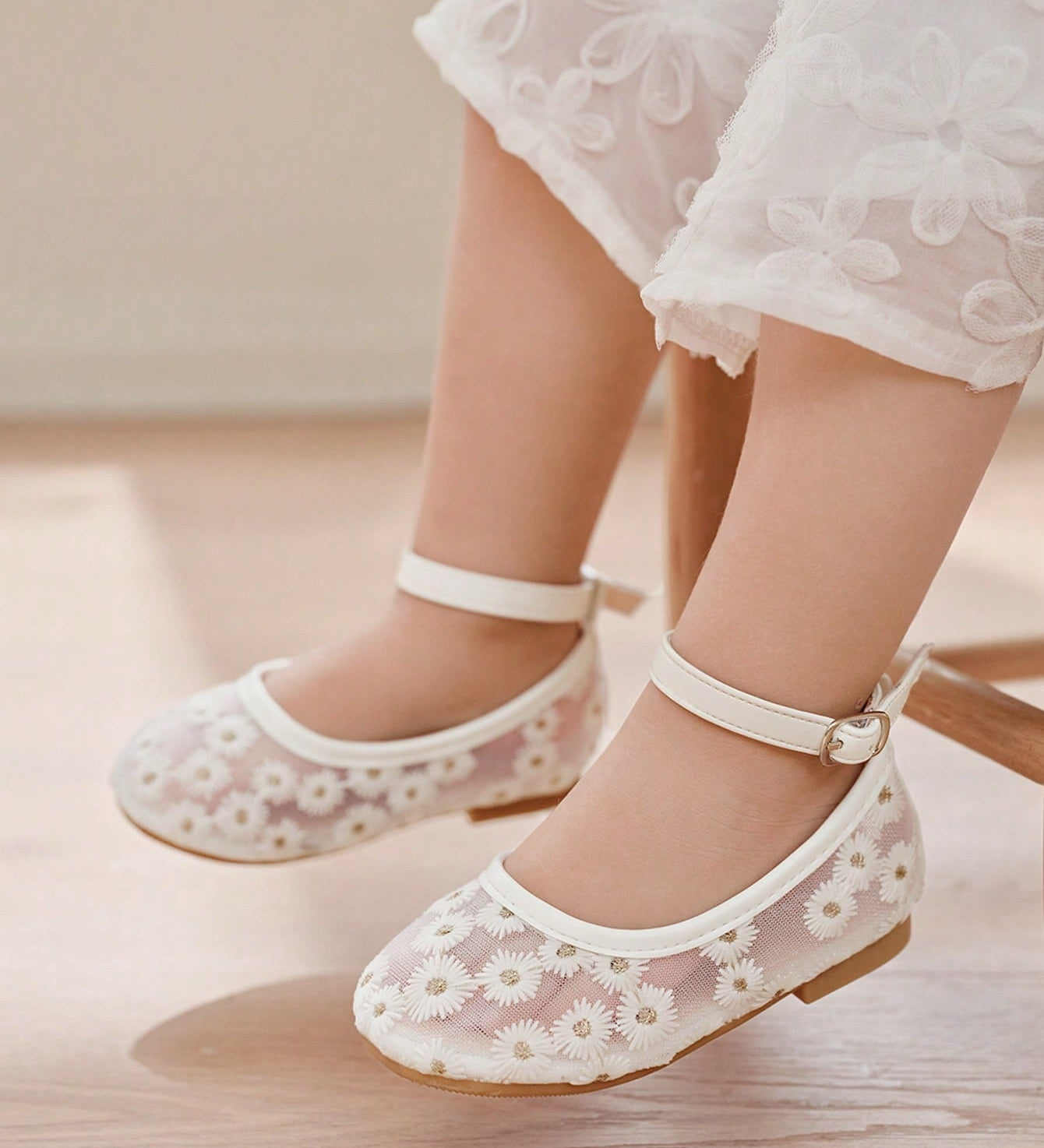 Sapatilha Infantil Menina Bordado Floral Tira Tornozelo Bico Redondo 001 Sapatilha Infantil 02 Kabannas 