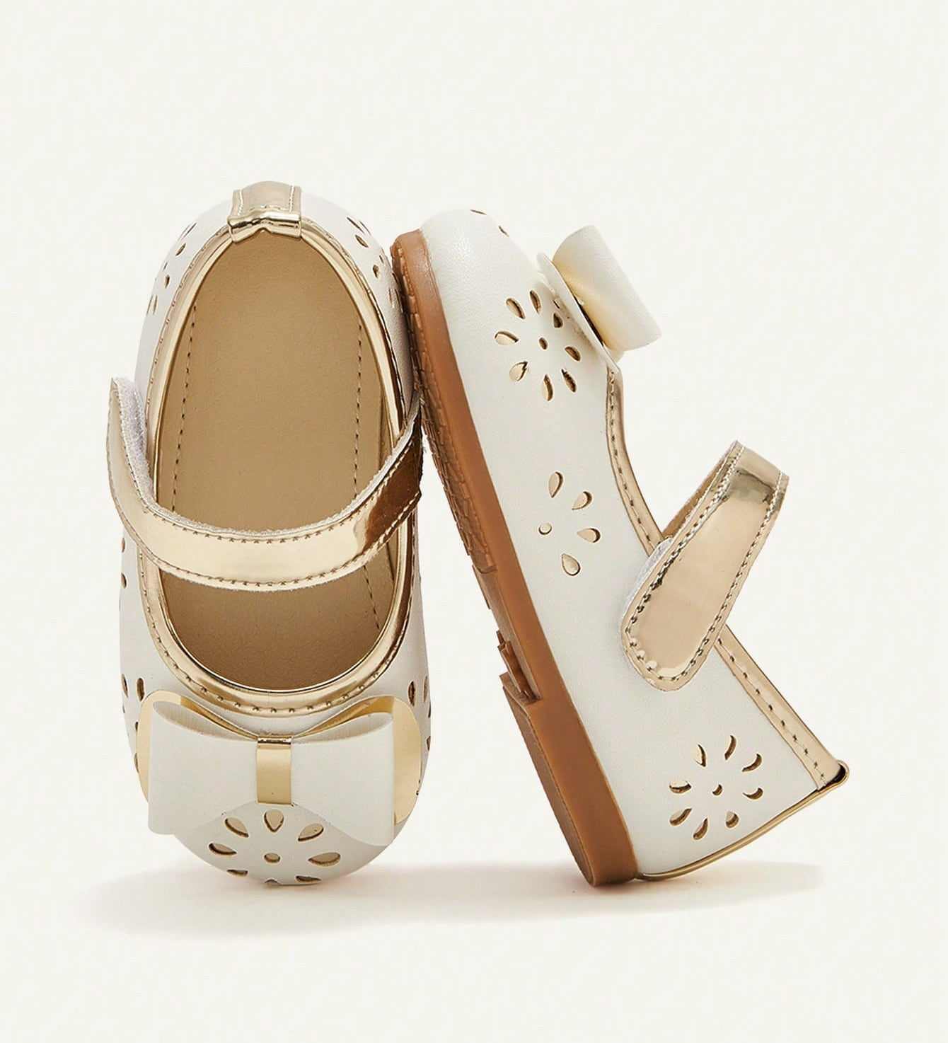 Sapatilha Mary Jane Infantil Vazada com Laço Princesa Sola Macia 001 Sapatilha Infantil 05 Kabannas Branco e dourado 19 