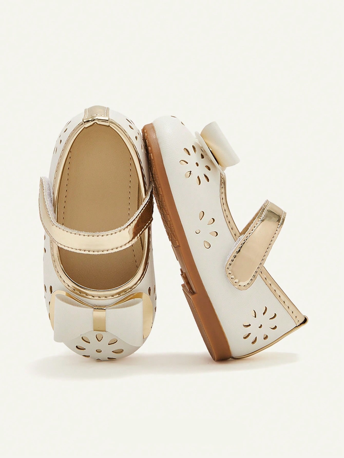 Sapatilha Mary Jane Infantil Vazada com Laço Princesa Sola Macia 001 Sapatilha Infantil 05 Kabannas Branco e dourado 19 