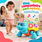 Criança brincando com tartaruga elétrica sob supervisão