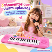 Criança tocando teclado infantil rosa e cantando com microfone