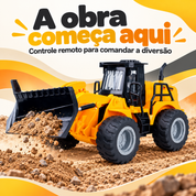 Trator pá carregadeira de controle remoto em canteiro de areia