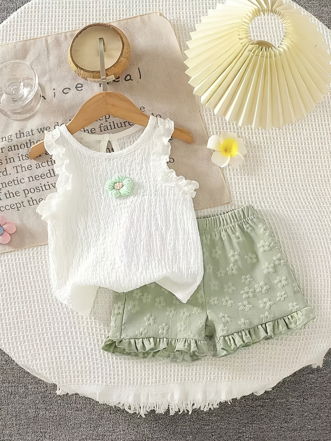 Conjunto 2 Peças Bebê Menina Regata com Babado e Flor 3D em Crochê e Short Floral em Relevo com Babado