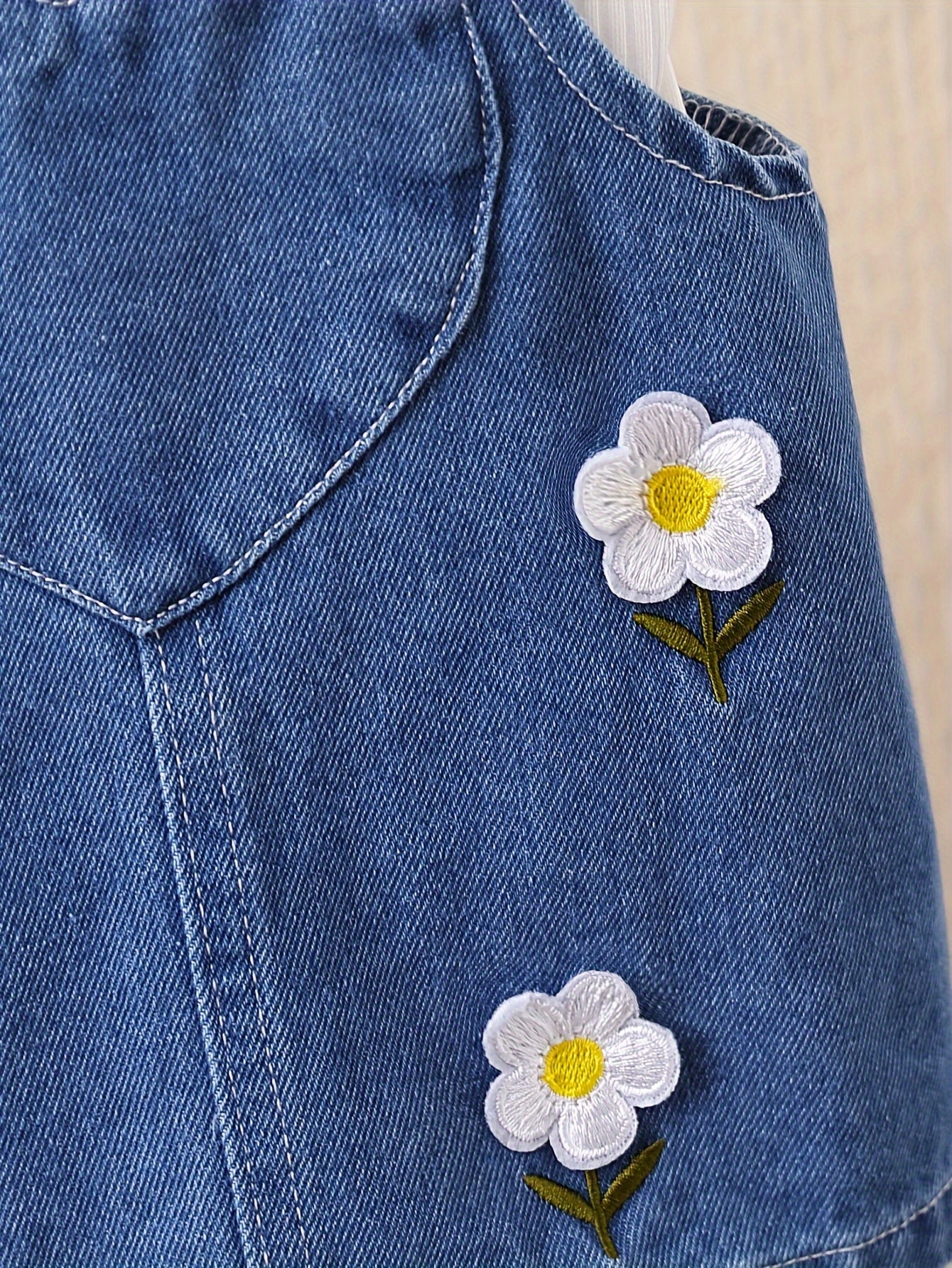 Conjunto Bebê Menina 2 Peças Jardineira Jeans Bordada Floral e Blusa Canelada Manga Longa