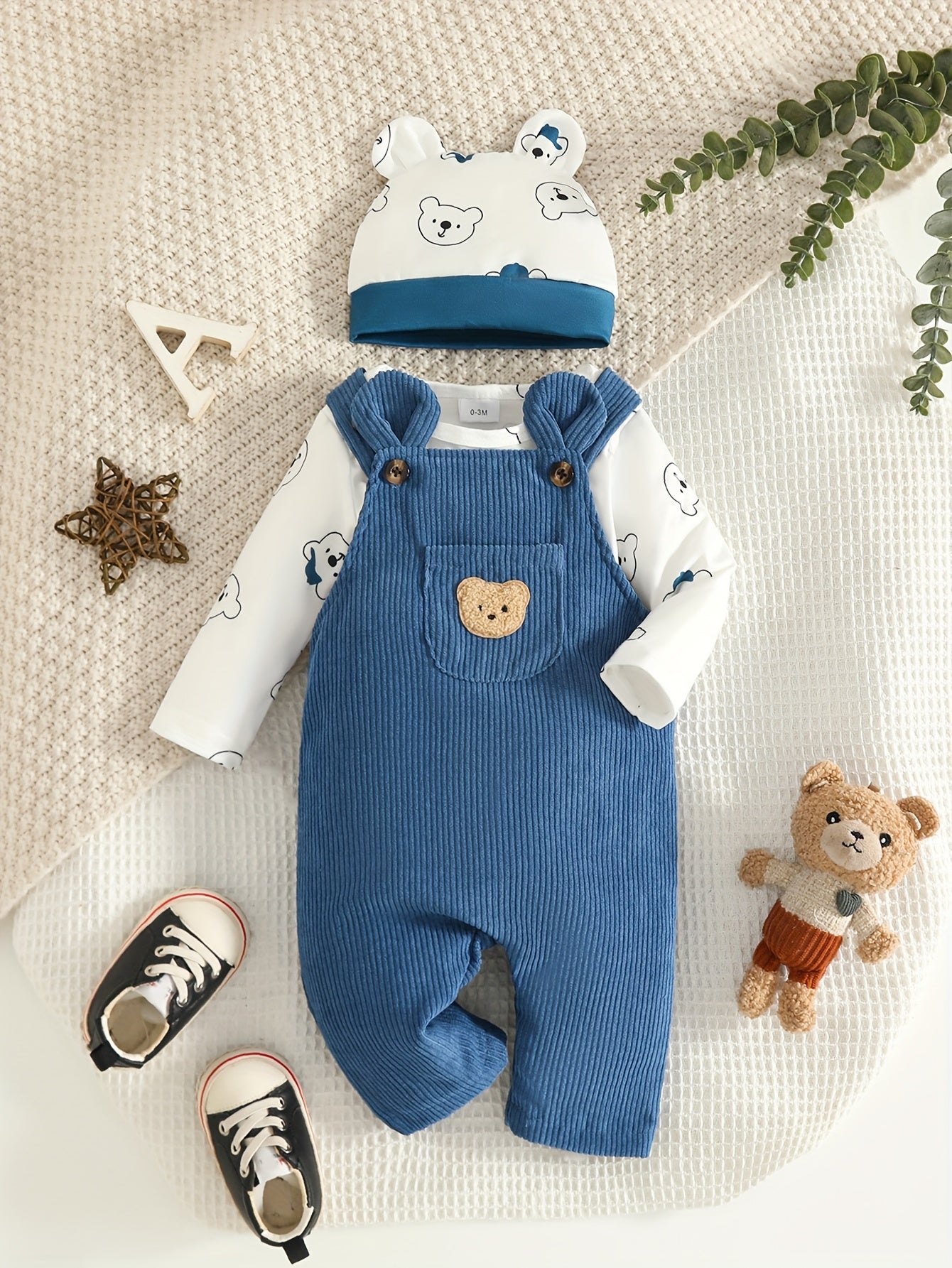 Conjunto Bebê Body Manga Longa com Jardineira Cotelê e Gorro Ursinho
