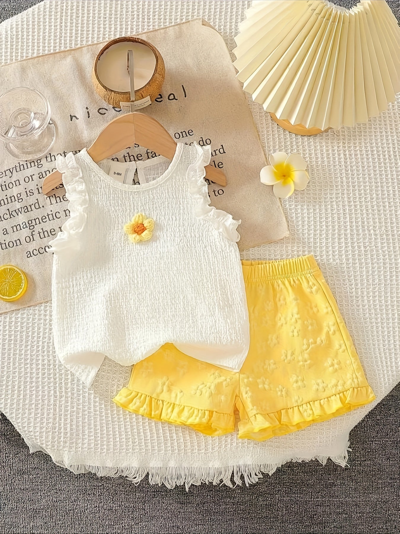Conjunto 2 Peças Bebê Menina Regata com Babado e Flor 3D em Crochê e Short Floral em Relevo com Babado