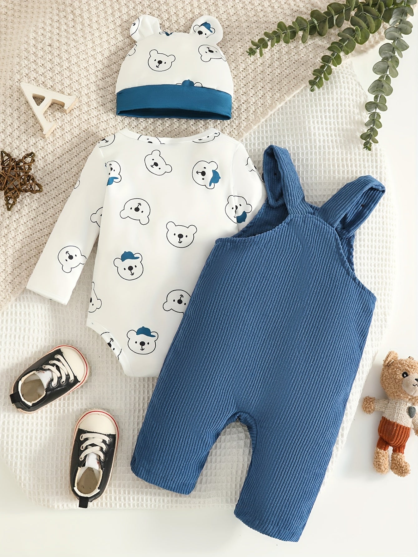 Conjunto Bebê Body Manga Longa com Jardineira Cotelê e Gorro Ursinho