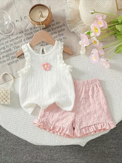 Conjunto 2 Peças Bebê Menina Regata com Babado e Flor 3D em Crochê e Short Floral em Relevo com Babado