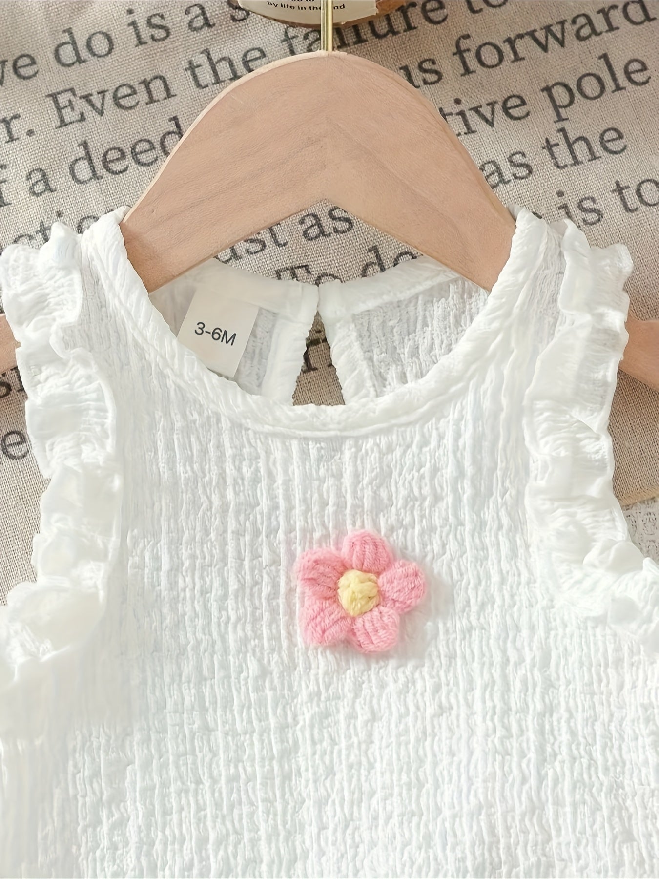 Conjunto 2 Peças Bebê Menina Regata com Babado e Flor 3D em Crochê e Short Floral em Relevo com Babado