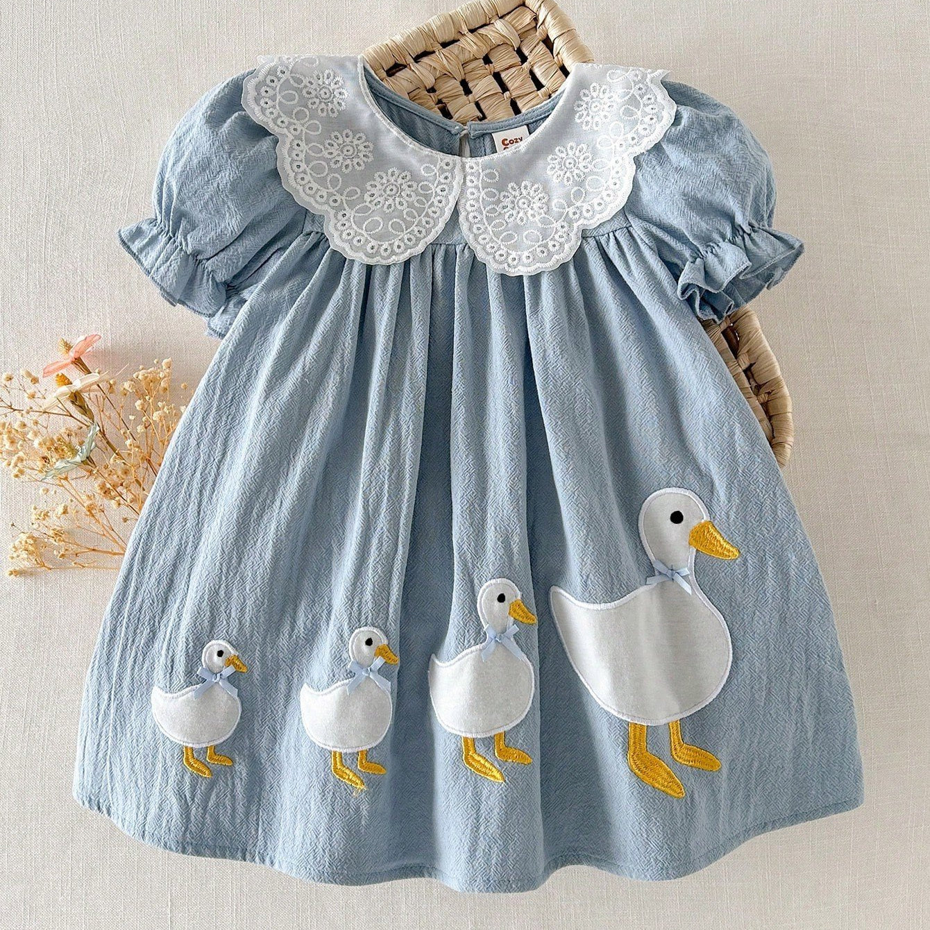 Vestido Bebê Menina Evasê Renda Aplique Pato 001 Vestido Menina 04 Kabannas Azul 3-6 Meses 
