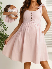 Vestido Gestante e Amamentação Curto Listrado com Botões e Laço nos Ombros - Rosa e branco