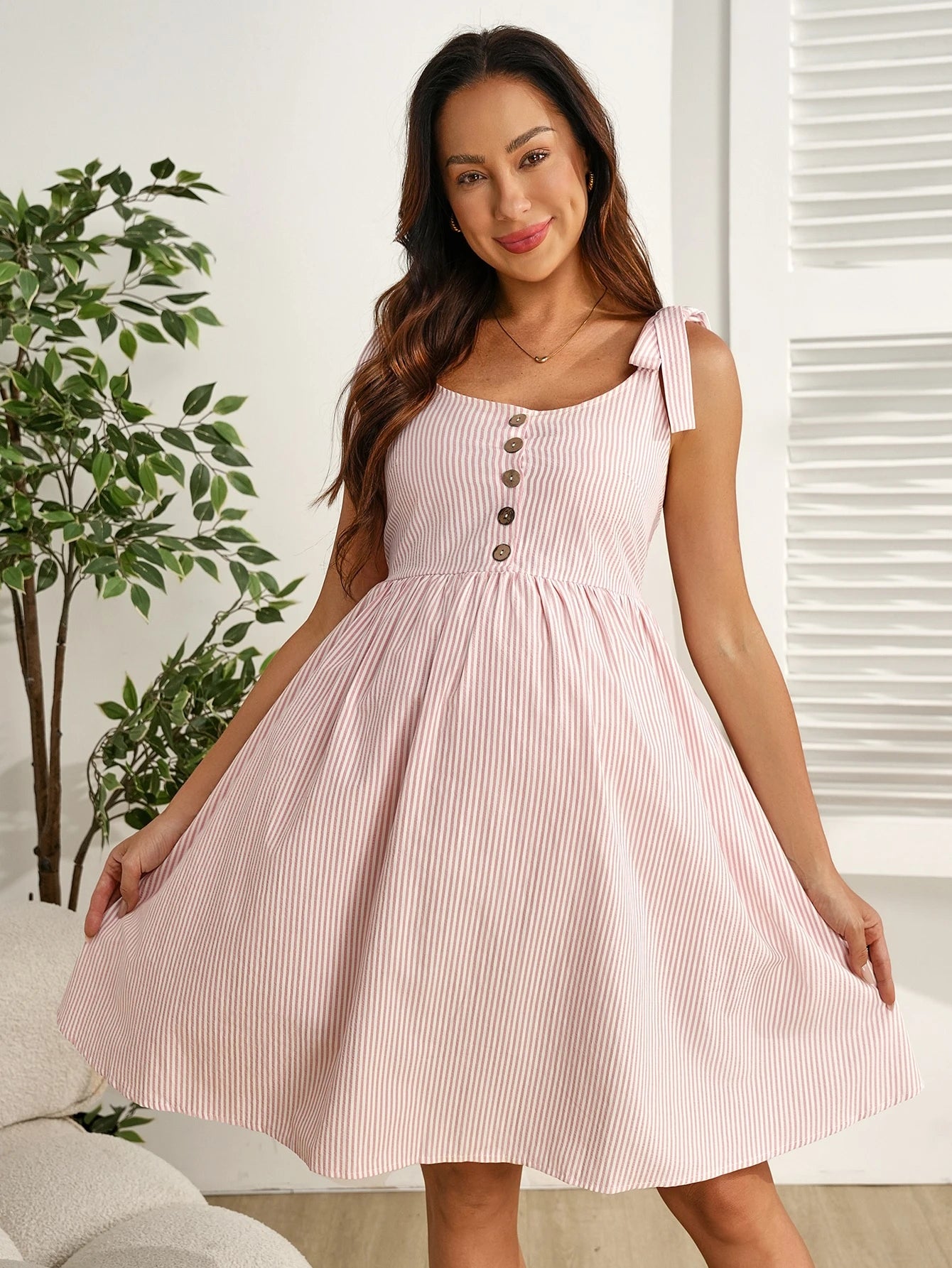 Vestido Gestante e Amamentação Curto Listrado com Botões e Laço nos Ombros - Rosa e branco