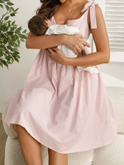 Vestido Gestante e Amamentação Curto Listrado com Botões e Laço nos Ombros - Rosa e branco