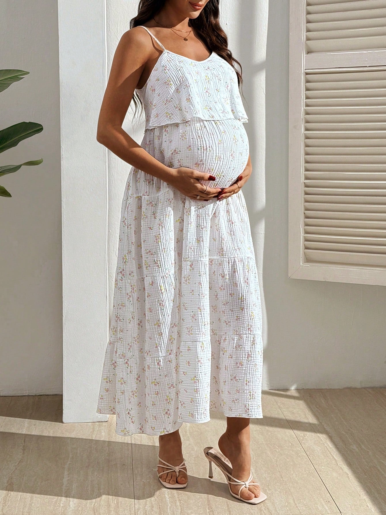 Vestido Gestante e Amamentação Midi de Alças Floral com Saia em Camadas - Branco